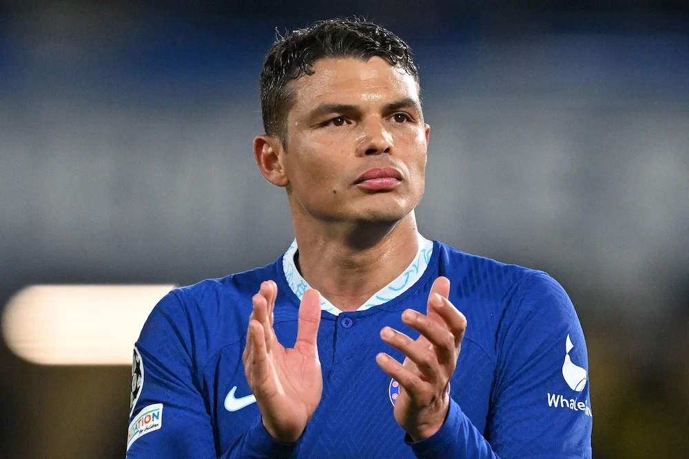 Thiago Silva dẫn dắt hàng phòng ngự Chelsea trong trận đấu quan trọng ở Champions League, thể hiện kinh nghiệm và bản lĩnh của một hậu vệ toàn diện