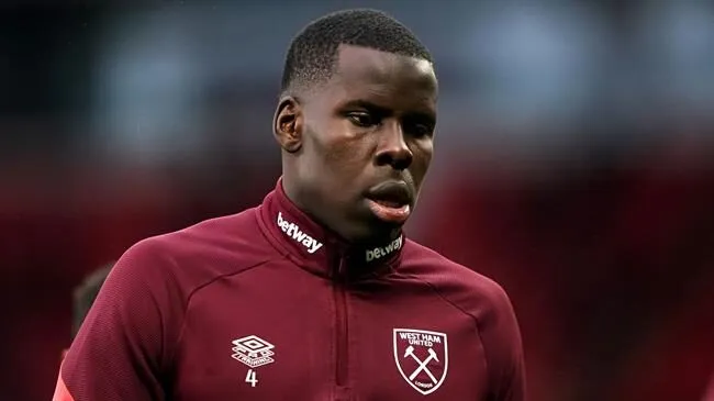 Kurt Zouma trong màu áo West Ham tại giải Ngoại hạng Anh, thể hiện sự vững vàng của hàng thủ đội bóng.