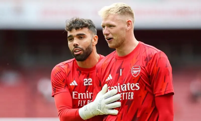 Aaron Ramsdale trong màu áo Arsenal thích thú trước một pha cứu thua quan trọng