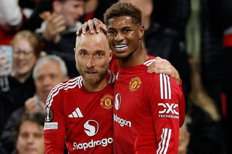 Christian Eriksen thực hiện một đường chuyền chuẩn xác cho Manchester United