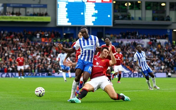 Danny Welbeck trong màu áo Brighton kiểm soát tình huống bóng trong trận đấu