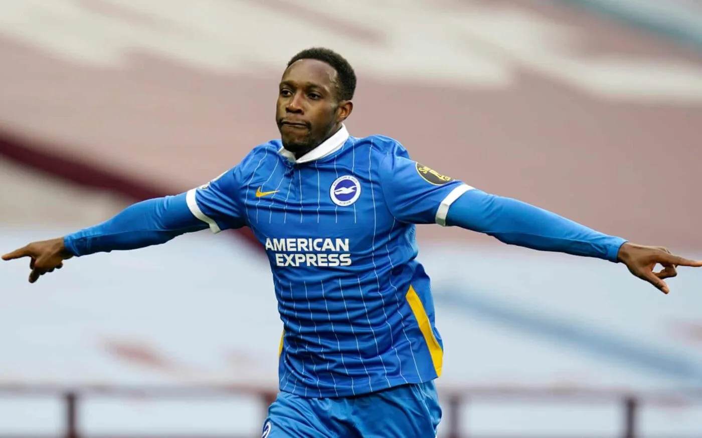 Danny Welbeck đang sút bóng mạnh trong một trận đấu Brighton