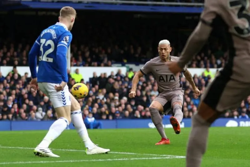 Dominic Calvert-Lewin trong một pha tranh bóng với hậu vệ đối phương tại Premier League