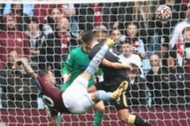 Emiliano Buendía kiến tạo trong trận đấu của Aston Villa tại Premier League