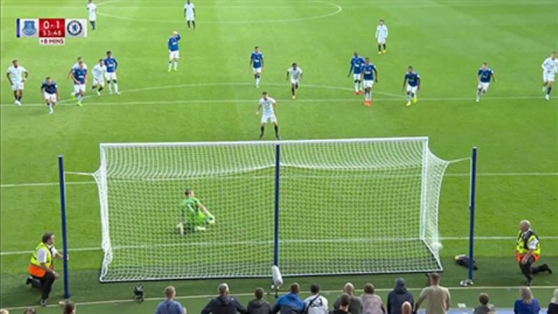 James Tarkowski trong màu áo Everton, luôn thi đấu hết mình với vai trò trung vệ đáng tin cậy.