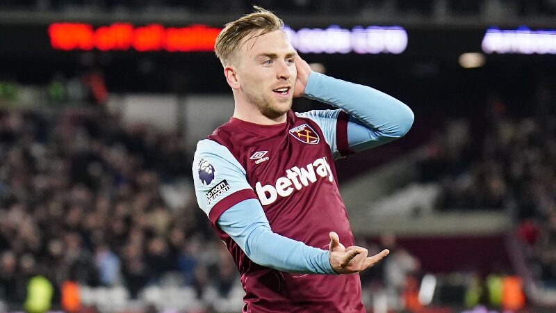 Jarrod Bowen thi đấu trong màu áo West Ham United với sự nhiệt huyết và tốc độ.