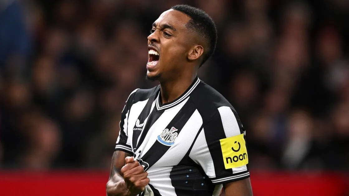 Joe Willock trong trận đấu cho Newcastle United tại Premier League. Cầu thủ thi đấu xuất sắc với khả năng xử lý bóng nhanh nhạy và kỹ thuật cao.