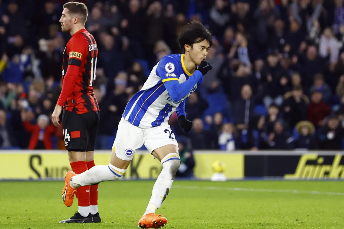 Kaoru Mitoma lập công trong màu áo Brighton tại Premier League.