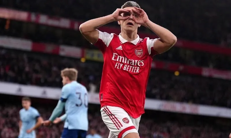 Leandro Trossard trong màu áo Arsenal trên sân cỏ năm 2023 khi anh tỏa sáng trong mỗi trận