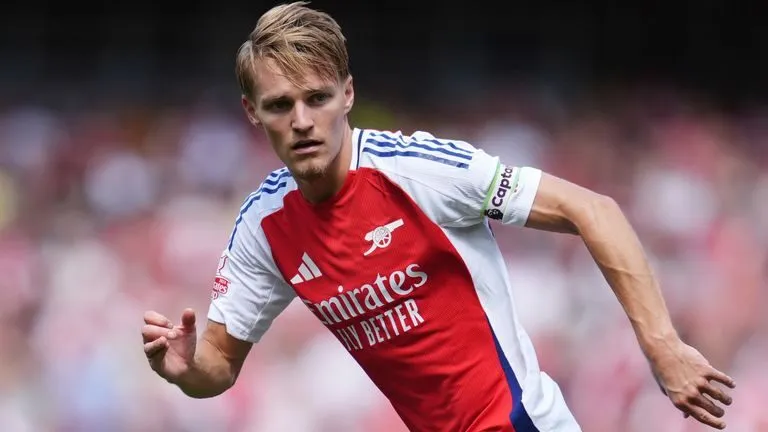 Martin Ødegaard dẫn dắt đội tuyển Na Uy ở một trận đấu quốc tế, thể hiện tố chất lãnh đạo và tầm ảnh hưởng lớn.