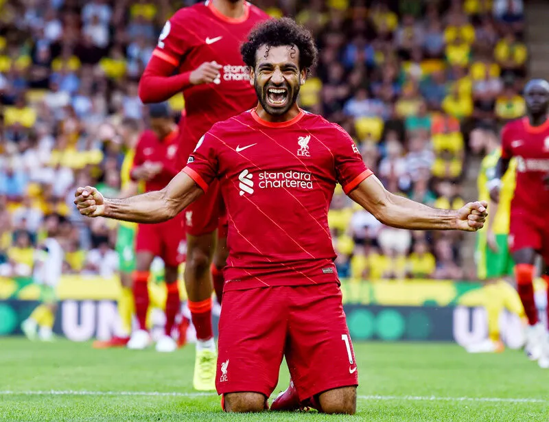 Mohamed Salah thường ăn mừng bằng việc cúi đầu cầu nguyện, thể hiện sự kính trọng và tình cảm với tín ngưỡng Hồi giáo của mình.