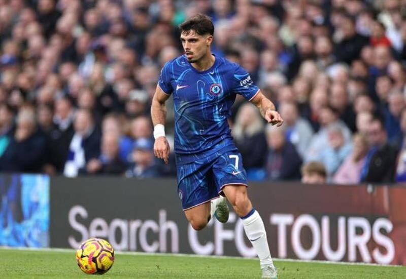 Reece James trong một tình huống tấn công từ hành lang cánh của Chelsea, thể hiện khả năng phòng thủ và hỗ trợ tấn công linh hoạt.