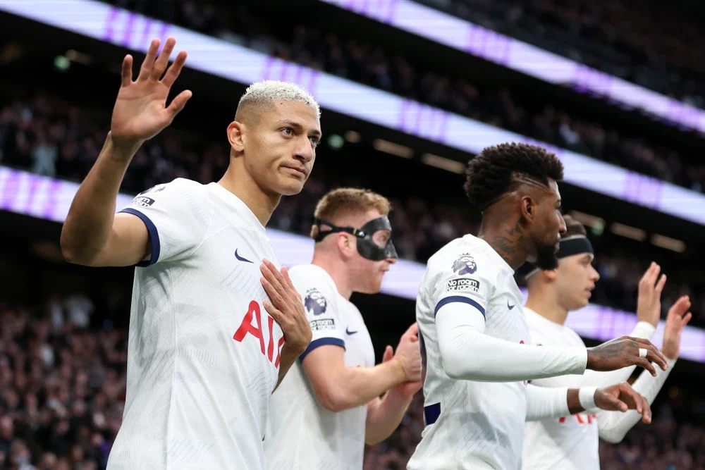 Richarlison thi đấu trong màu áo Tottenham tại Premier League