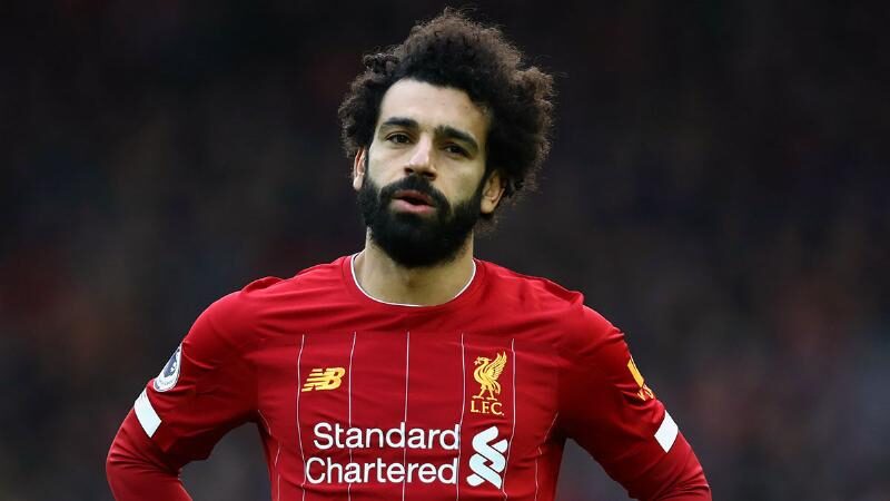 Mohamed Salah nâng cúp Champions League 2019 cùng đồng đội, đánh dấu mốc son chói lọi trong sự nghiệp.