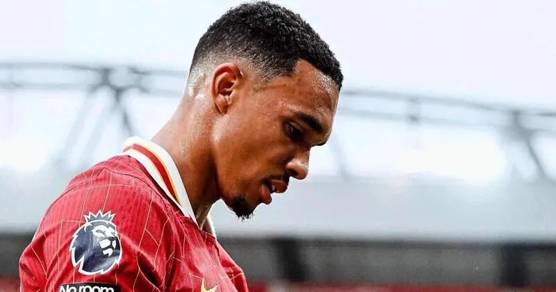 Trent Alexander-Arnold trong trận đấu với Liverpool, thể hiện khả năng tạt bóng và đóng góp quan trọng trong tấn công và phòng ngự.