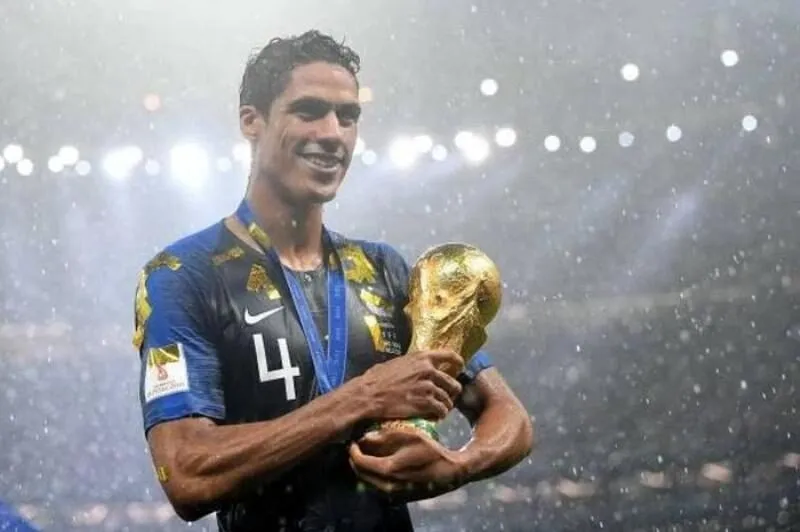 Raphael Varane nâng cúp vô địch Champions League, khắc ghi lịch sử cùng Real Madrid