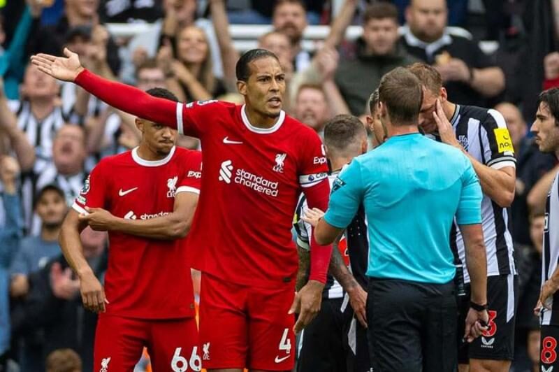 Virgil van Dijk trong màu áo Liverpool, cầu thủ quan trọng ở hàng phòng ngự. 